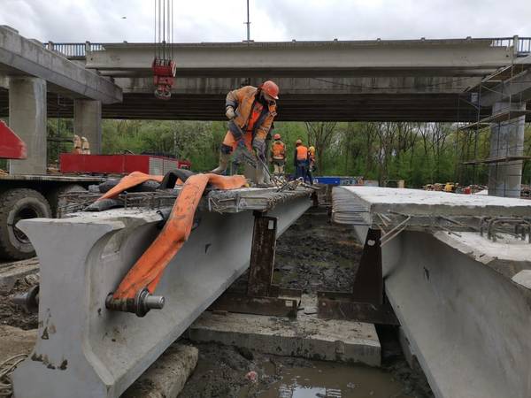 В Брянске приступили к монтажу второго пролёта на Литейном мосту