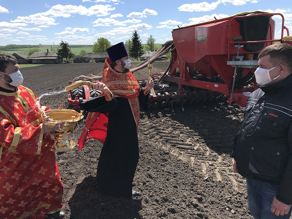 Благочинный Карачевского церковного округа освятил сельхозтехнику в СПК «Надежда»