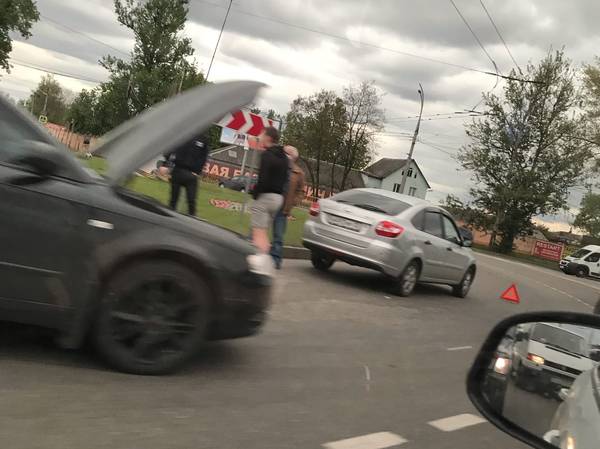 В Брянске на Станке Димитрова в ДТП попали две легковушки