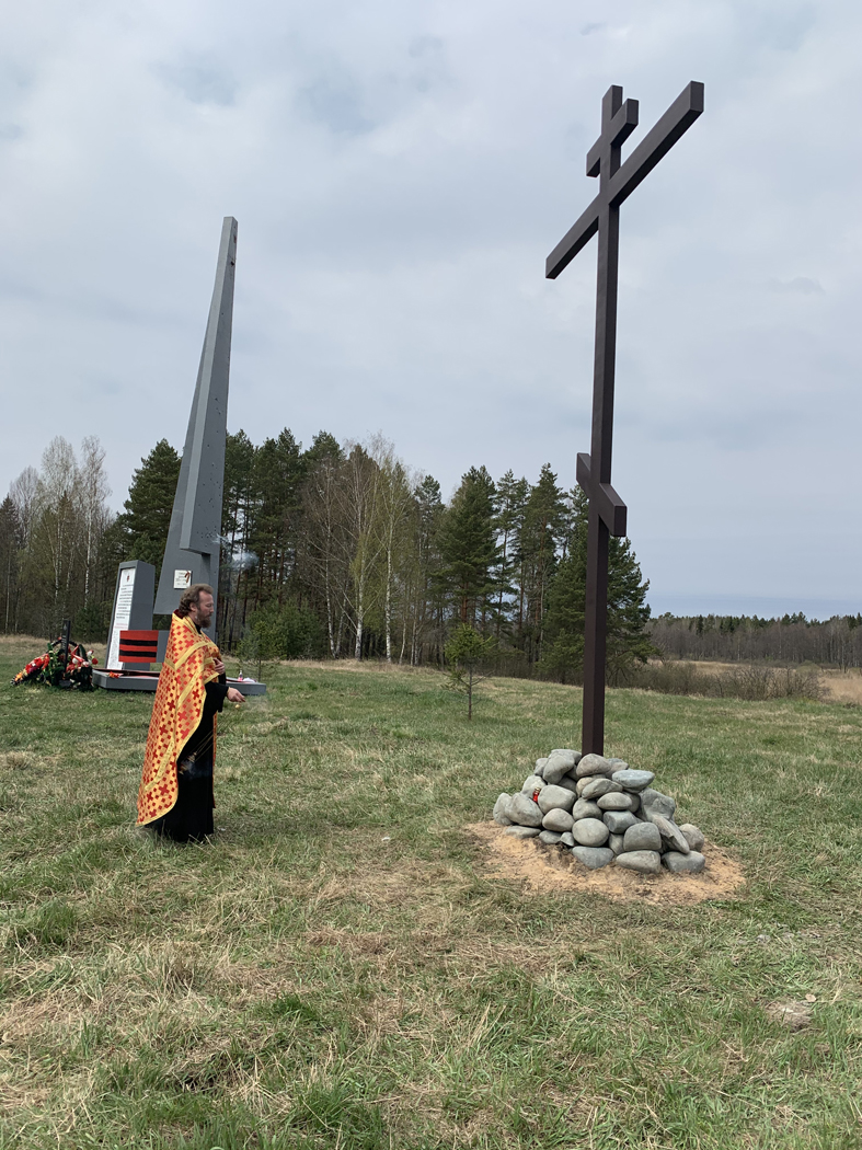 У Мемориала на карачевской реке Рессете  установили Поклонный крест