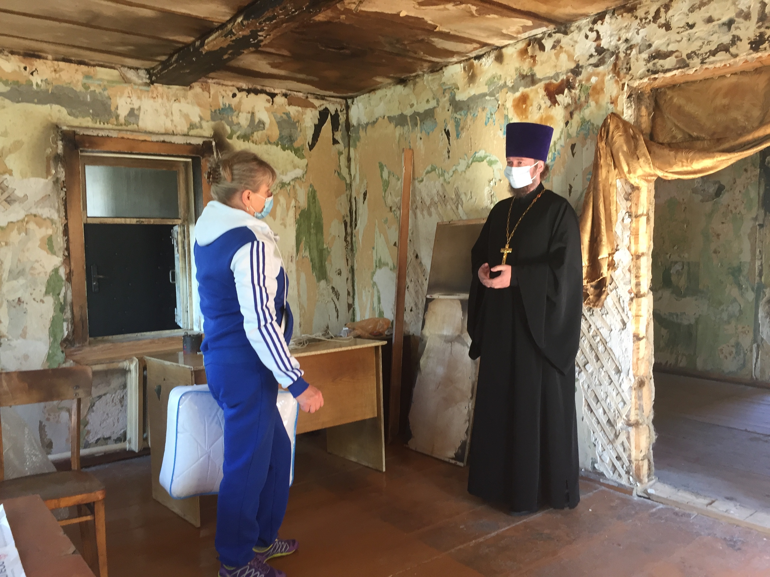 В Карачеве священник помог хозяйке сгоревшего дома