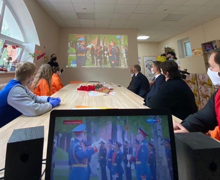 На боевом посту брянские волонтеры 9 мая встретили