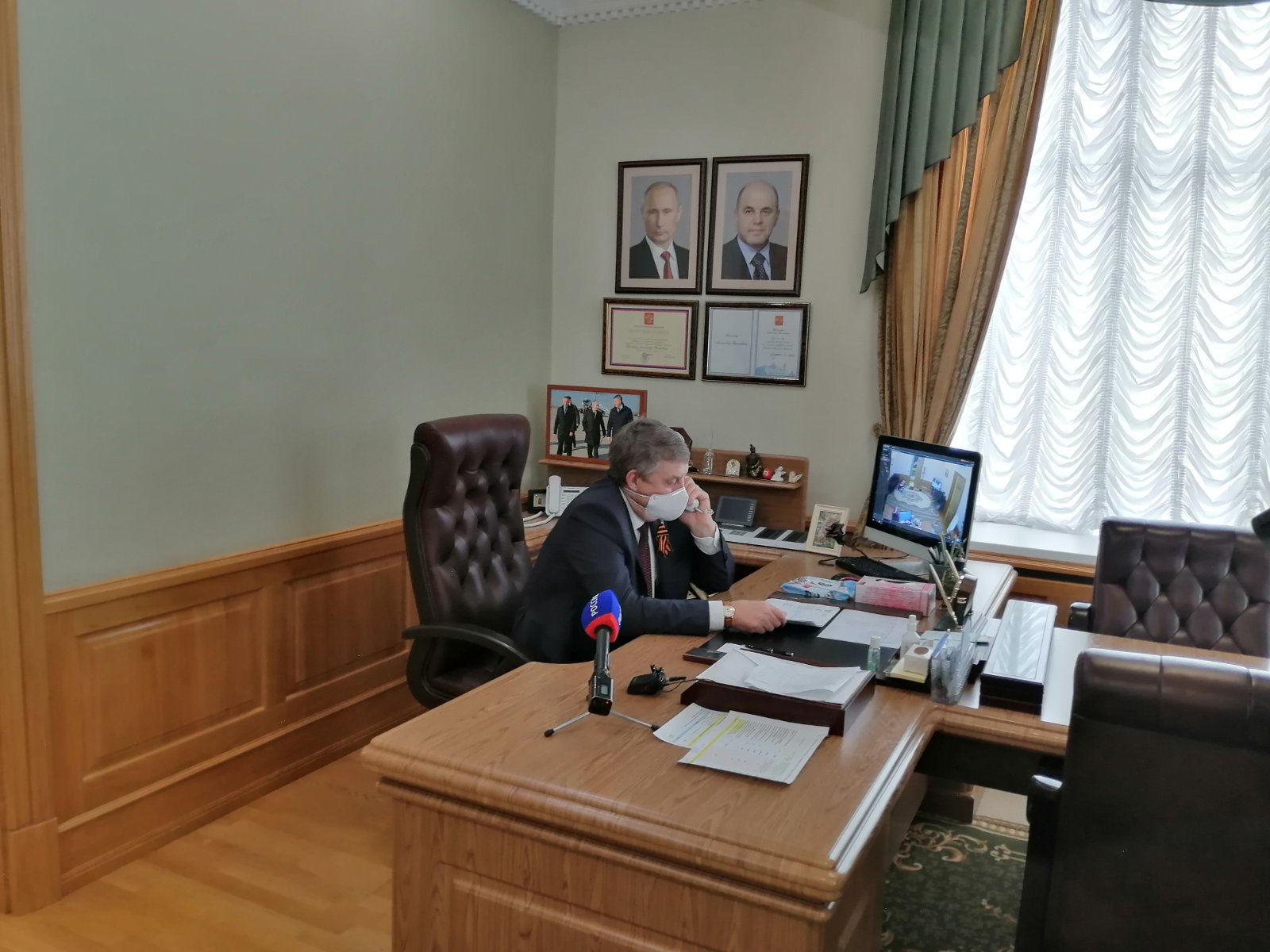 Брянский губернатор по телефону  поздравляет ветеранов