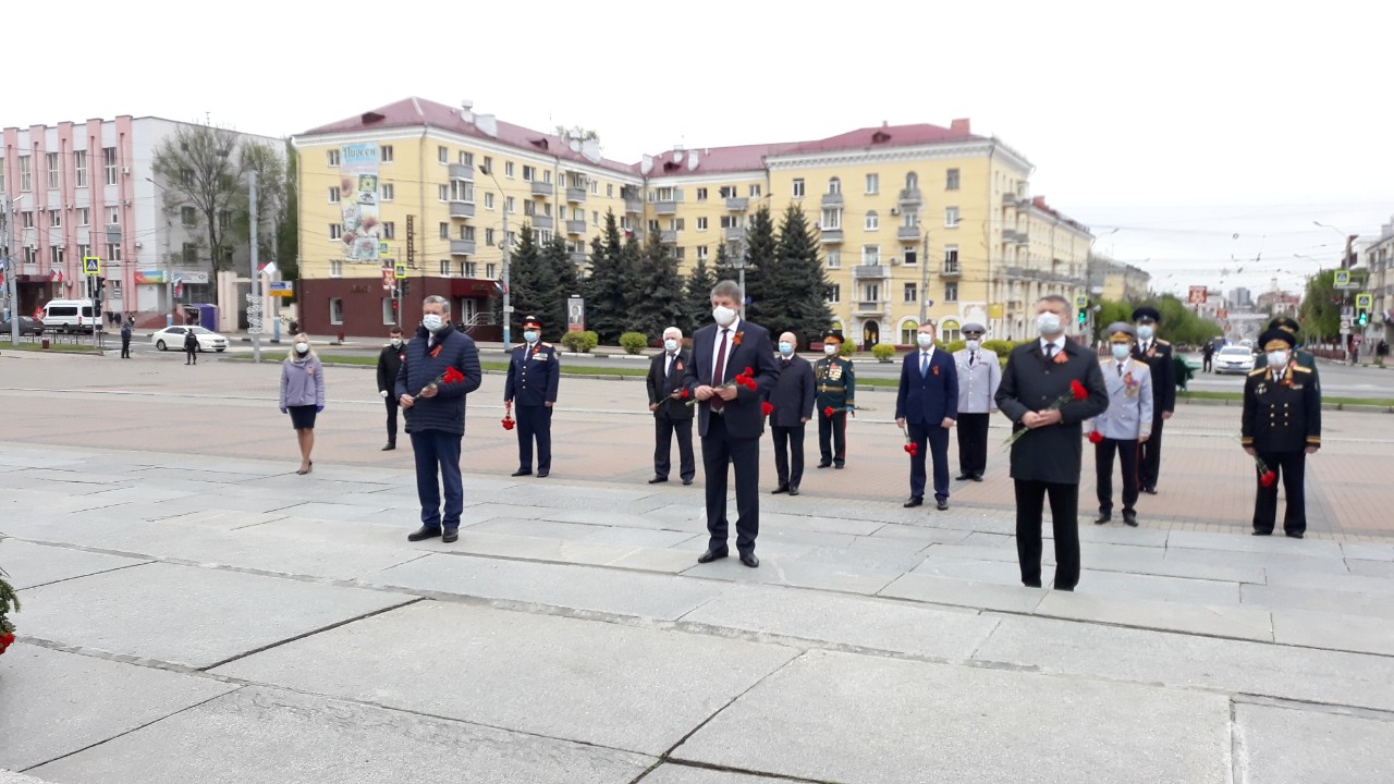 Губернатор Брянской области Александр  Богомаз возложил цветы к Вечному огню