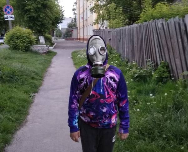 Подросток в противогазе насмешил брянцев