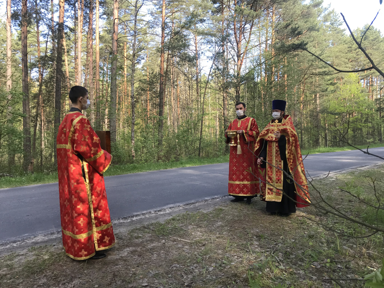   Благочинный Карачевского церковного округа освятил аварийно-опасные участки дорог