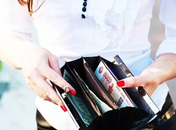 В Клинцах девушка просит вернуть забытый ею на кассе кошелек