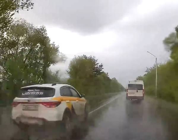 В Брянске на Речной сняли на видео таксиста-лихача