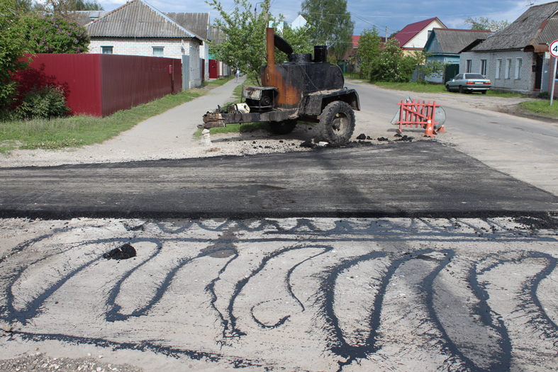 В брянском Карачеве продолжаются ремонтные работы дорожно-транспортной сети