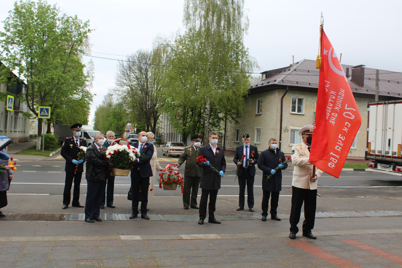 В брянском Карачеве состоялось возложение цветов к памятникам и обелискам погибших воинов