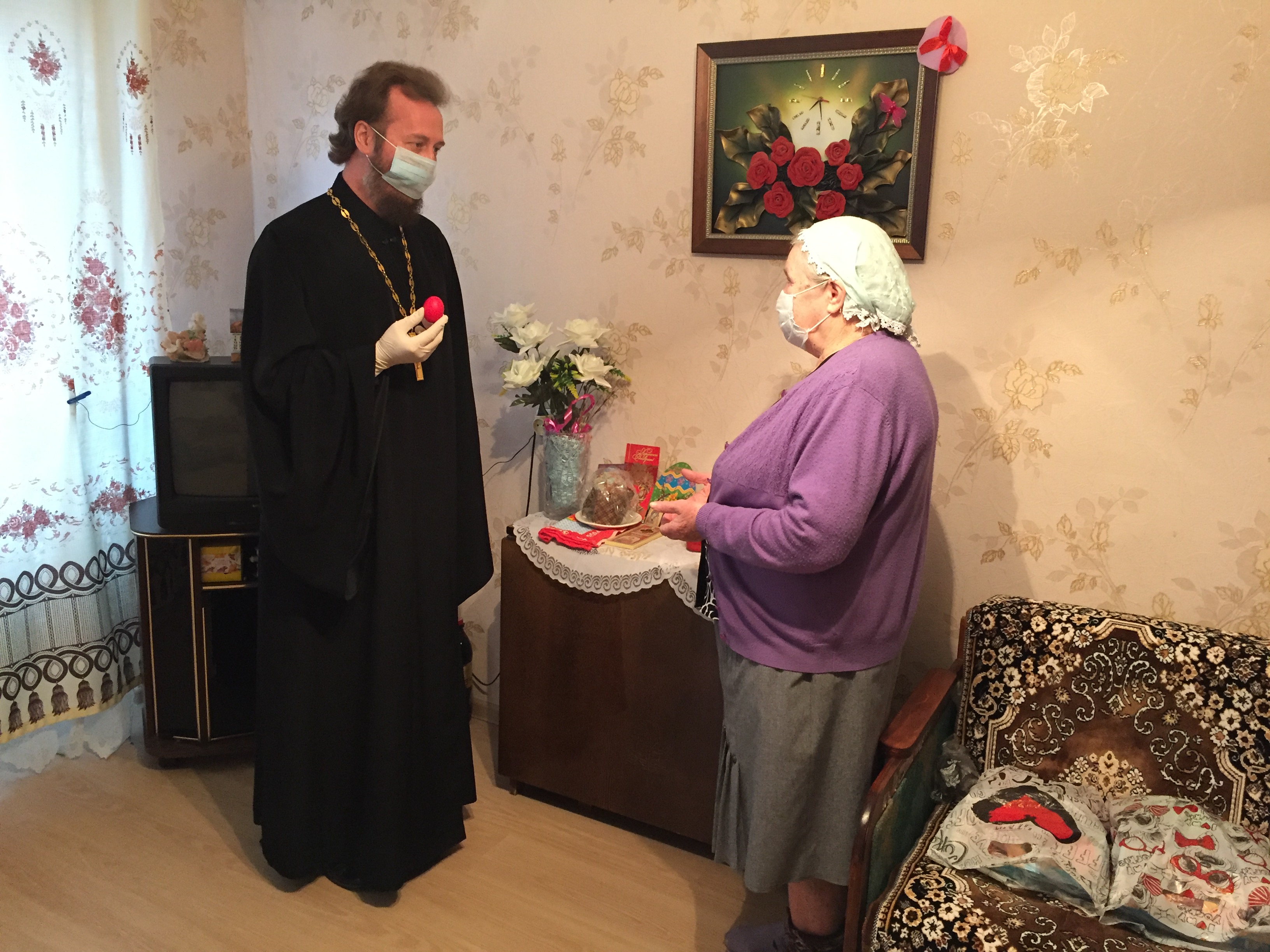 В праздник Антипасхи благочинный Карачевского церковного округа навестил прихожан, соблюдающих режим самоизоляции