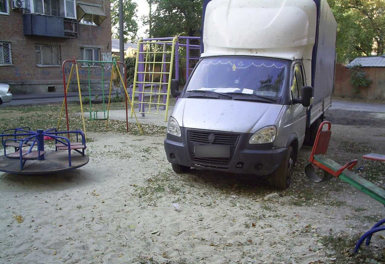 В Брянске автомобиль грузового такси оккупировал детскую площадку