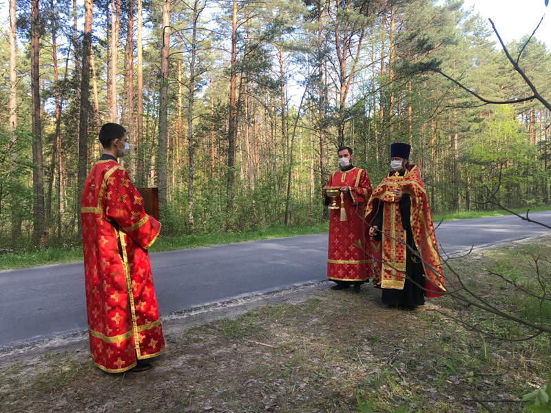 Благочинный Карачевского церковного округа освятил аварийно-опасные участки дорог