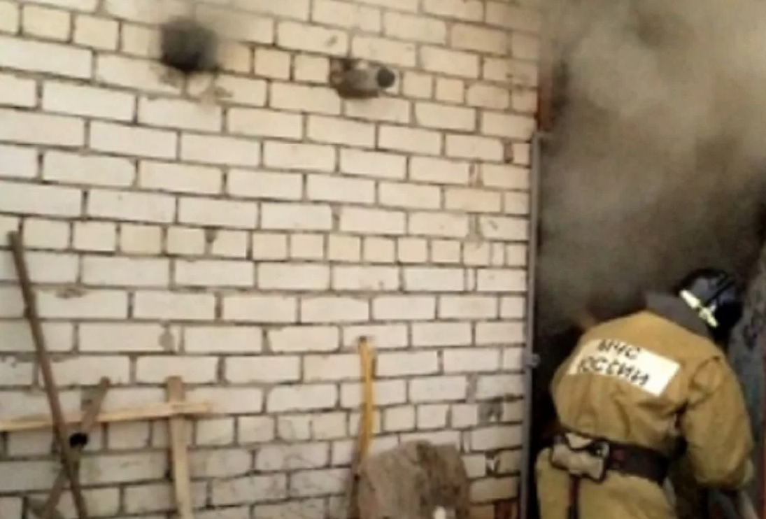 В поселке Локоть загорелось нежилое общежитие