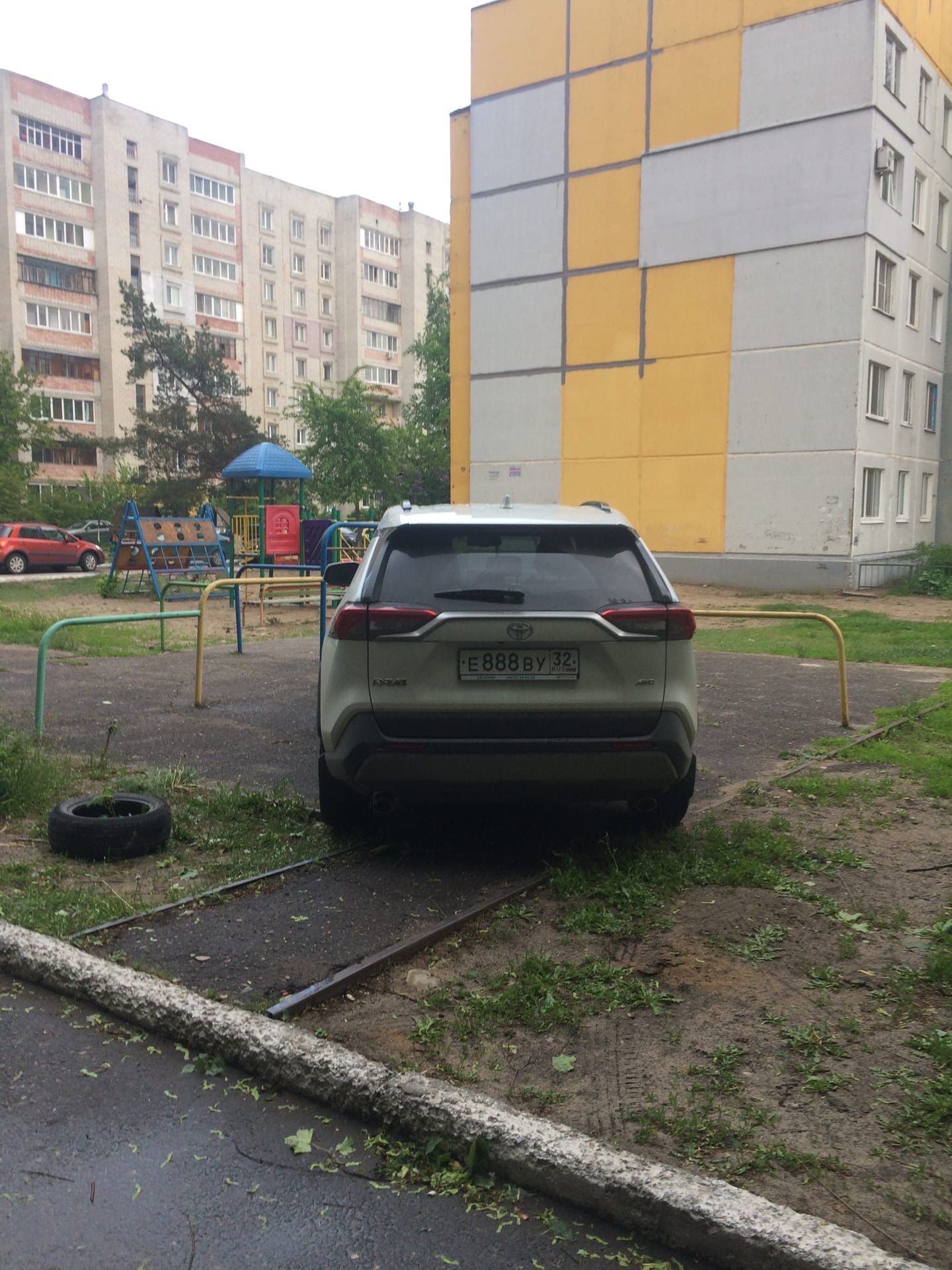 В Брянске автохам с номером 888 захватил детскую площадку