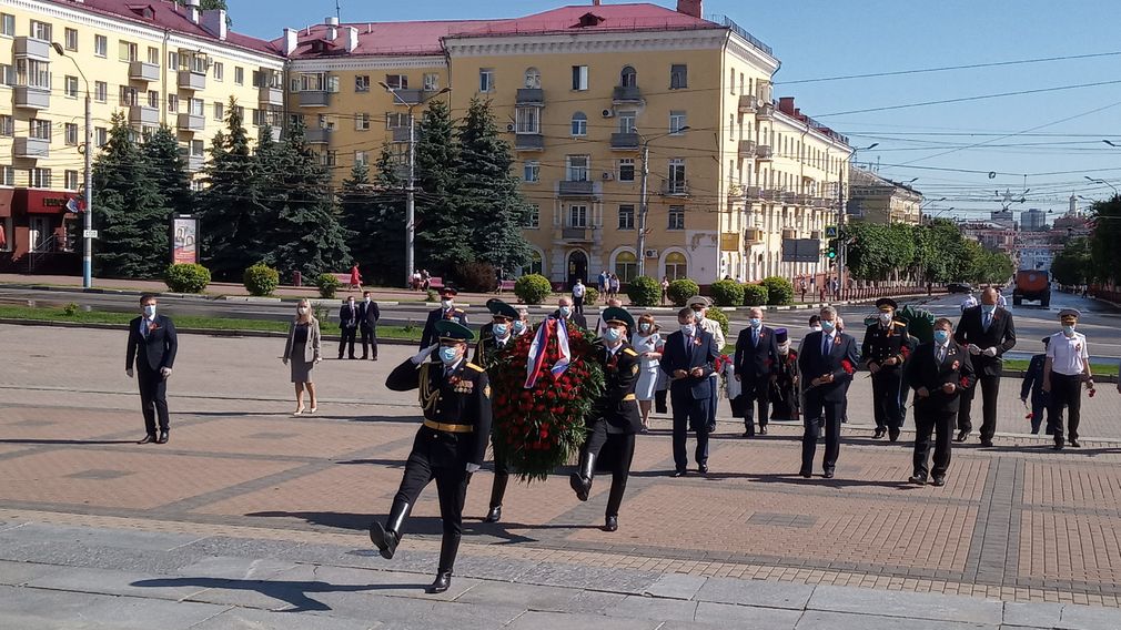 В Брянске руководители региона возложили цветы к Вечному огню