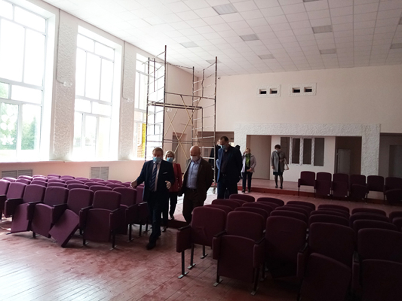 Замгубернатора Коробко проинспектировал работы по ремонту Овстугского ДК