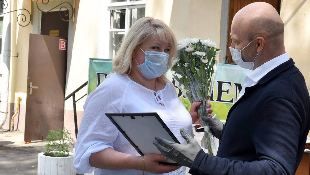 Замгубернатора Брянской области поздравил сотрудников инфекционной больницы