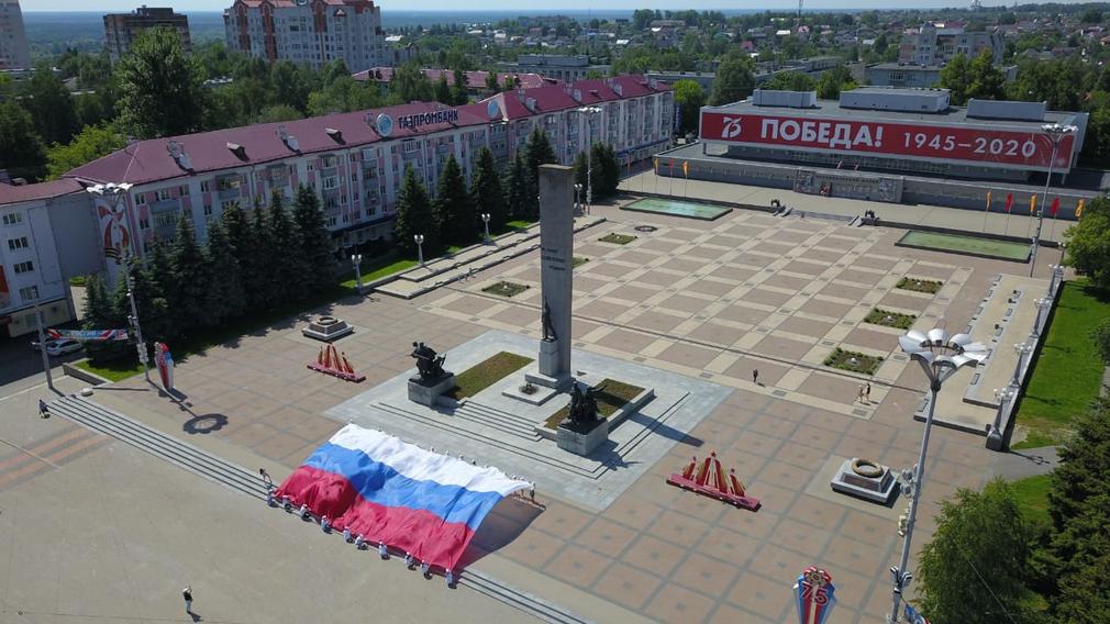 Флаг России начал свое путешествие по памятным местам Брянщины