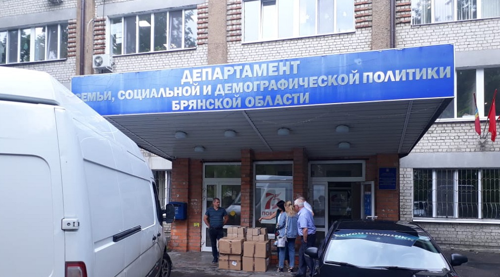 Брянские соцработники получили от волонтеров фонда «Старость в радость» 12 тысяч масок