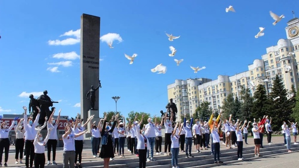Брянские волонтеры выпустили в небо 40 белых голубей и исполнили военные песни