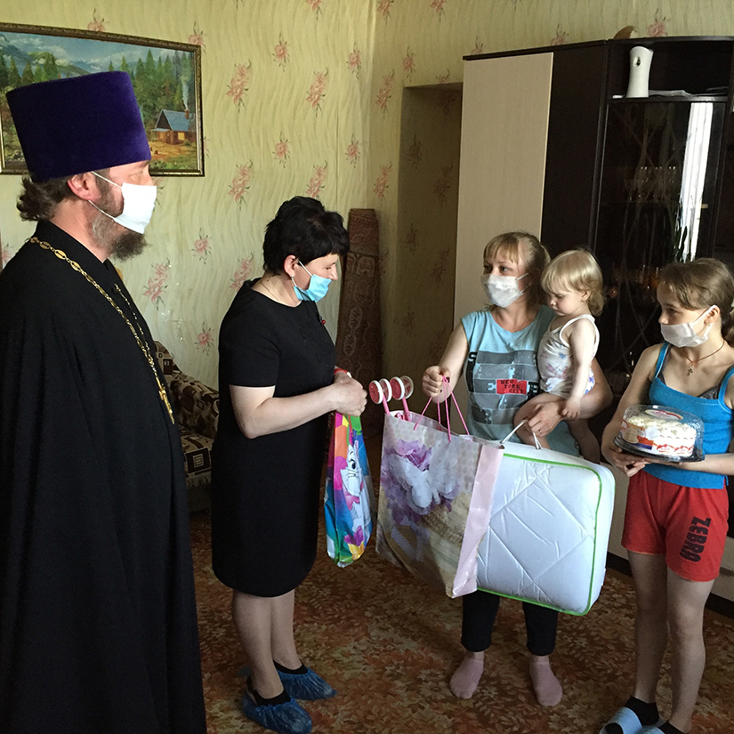 Благочинный Карачевского церковного округа и начальник РУО посетили малообеспеченные семьи