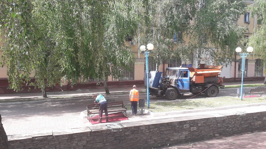 В Брянске наводят красоту на бульваре Гагарина