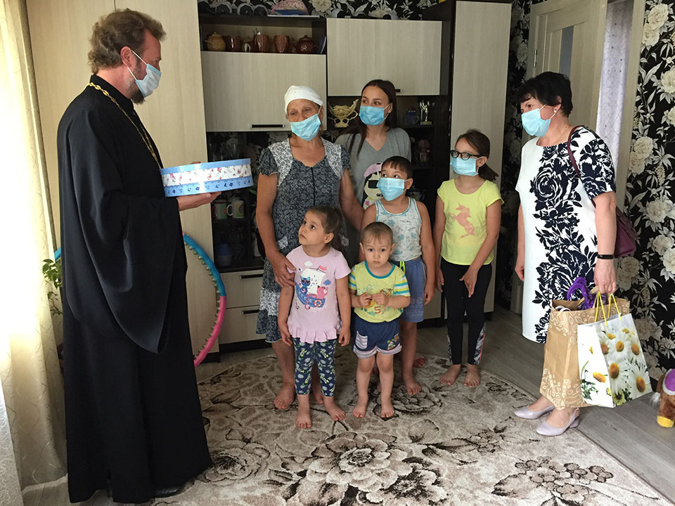 Благочинный Карачевского церковного округа и начальник РУО посетили многодетную семью