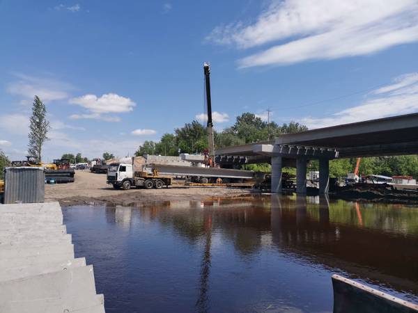 В Брянске на Литейном мосту уложено 40 балок из 99