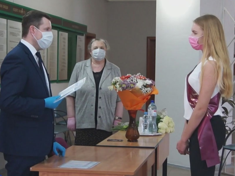 Выпускники школ Брянщины получили аттестаты с итоговыми оценками