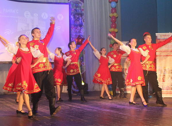 Брянские студенты приняли участие в флешмобе «Russian dance»