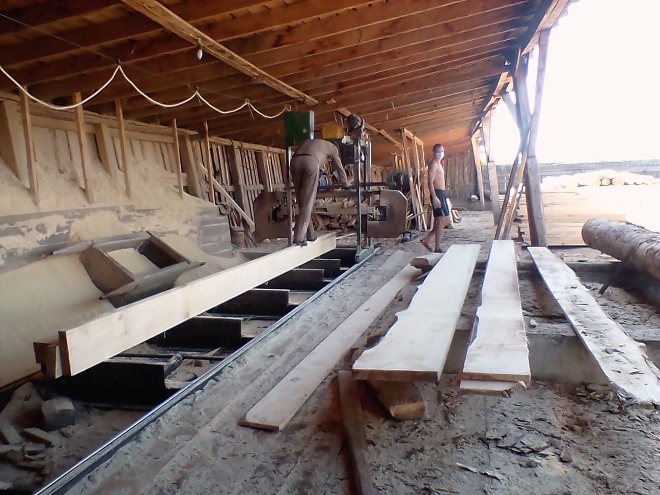 Брянцы удивились большим зарплатам рабочих пилорамы