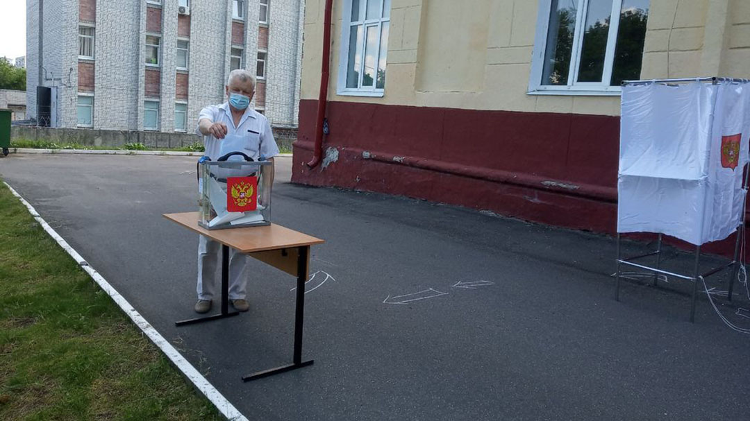 Руководитель белорусского землячества Николай Голосов проголосовал на мобильном участке