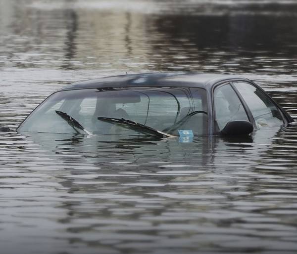В Трубчевске в озере утонул автомобиль