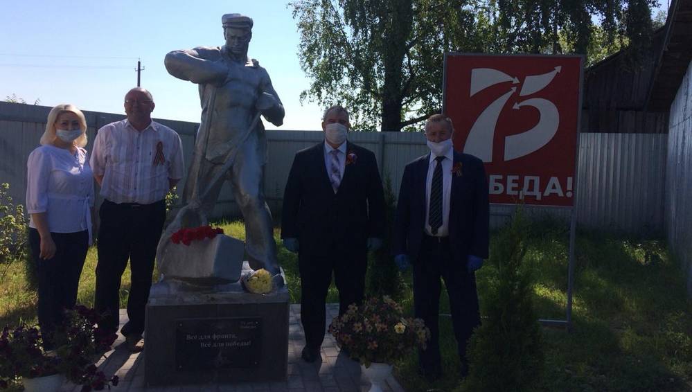 В Локте на территории мини-завода установили памятник Рабочему − кузнецу Победы