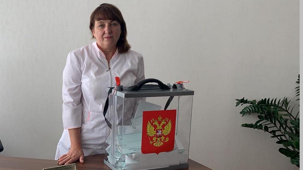 Брянский врач Светлана Хандожко вместе с коллегами проголосовала на территории больницы