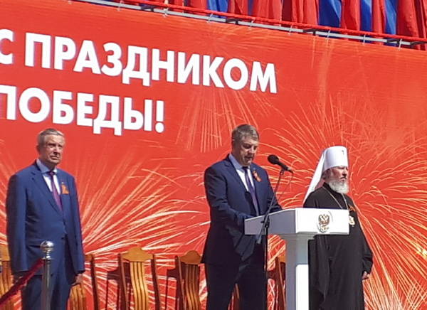 К участникам победного марша обратился с приветственным словом Александр Богомаз