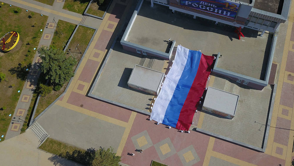 Российский триколор развернут в знаковых местах Брянщины