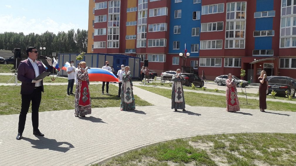 Артисты в брянских дворах участвуют в праздничных концертах