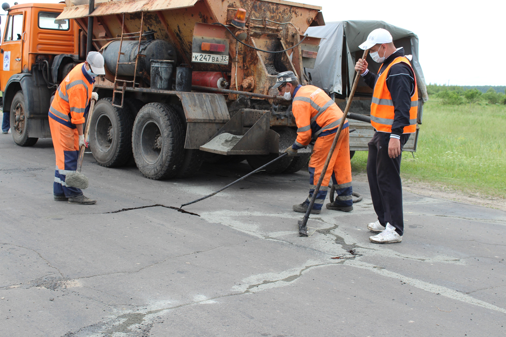В Карачевском районе продолжается текущий ремонт дорог