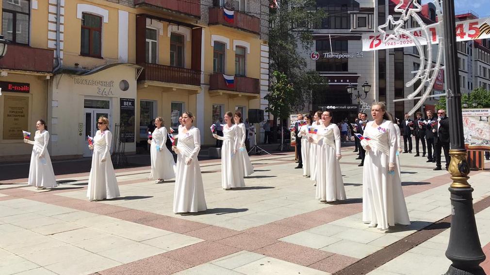 Гимн России спели на бульваре Гагарина