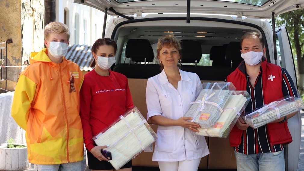 Брянские волонтеры поздравили медработников областной инфекционной больницы