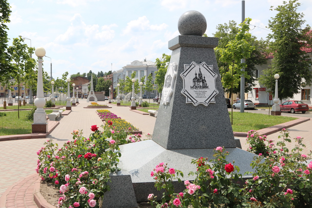 На Набережной  города Брянска  зацвели розы