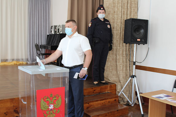 Конституция —  фундамент страны