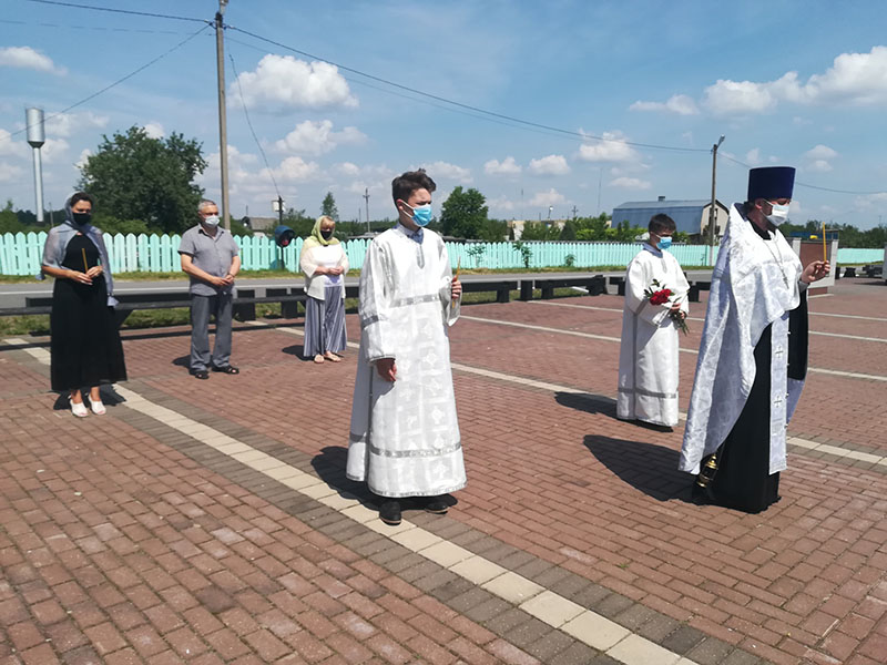 Благочинный Карачевского церковного округа совершил заупокойную литию на мемориальным комплексе «Хацунь»