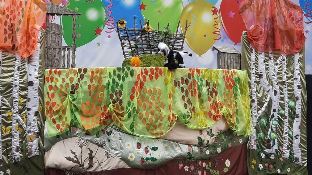 Артисты Брянского театра кукол спектаклем поздравили жителей с Днем рождения области