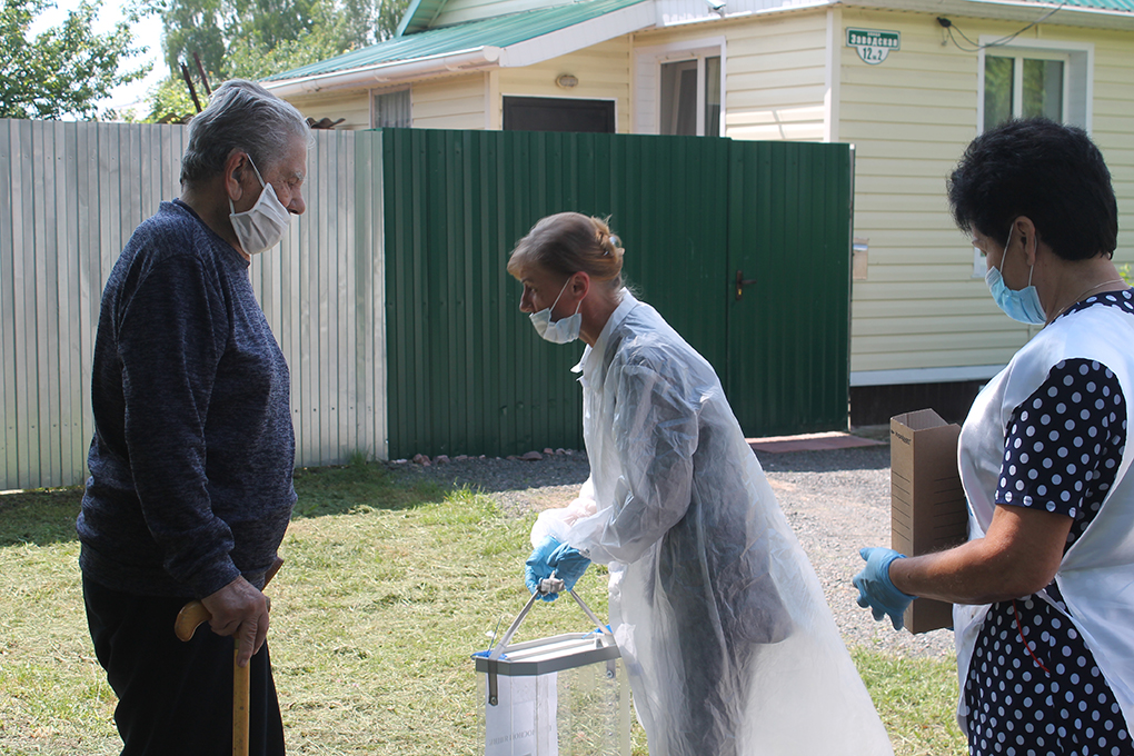 Ветеран голосовал возле своего дома