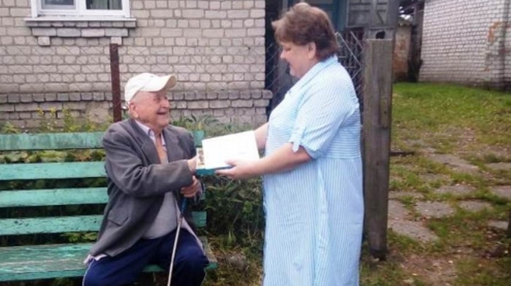 Под брянскими Выгоничами Заслуженного строителя РСФСР поздравили с 90-летним юбилеем