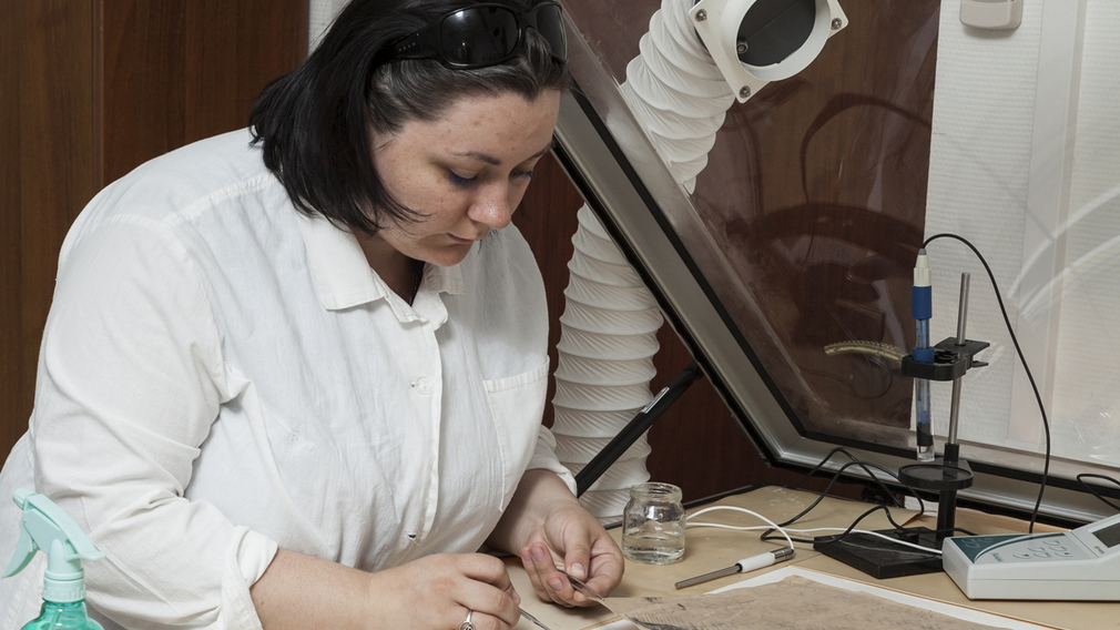 Графические работы брянского музея реставрирует московский центр академика И.Э. Грабаря