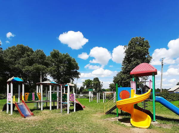 В унечском селе Павловка появилась детская игровая площадка